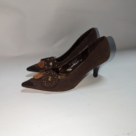 Isaac Mizrahi 6.5 Brown Leather Kitten Heels with floral applique - Picture 1 of 8
